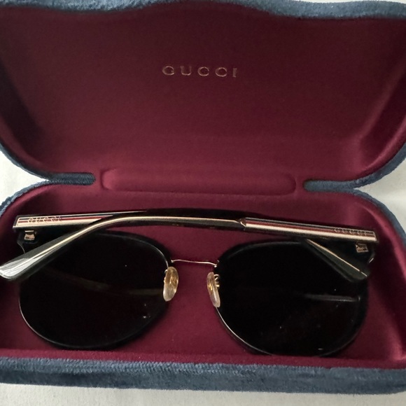 Black, round Gucci Sunglasses with red, white and blue stripes, Style GG0850s main image 5